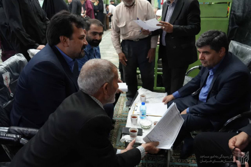  مسئولین ادارات مشهد در مسجد امام خمینی(ره)پای صحبت‌های مردم نشستند